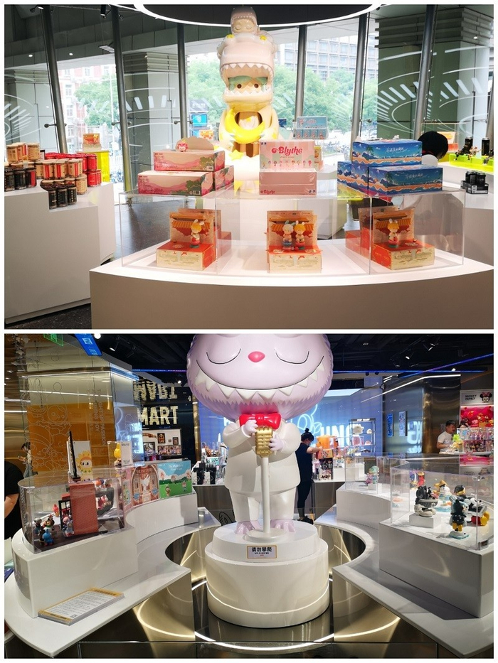 TOPTOY与泡泡玛特在装修风格上有些类似。上图为TOPTOY王府井APM店，下图为泡泡玛特王府井APM店。
