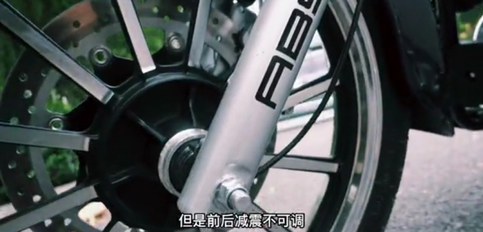 ▲ 金属原色合金轮毂+前ABS制动