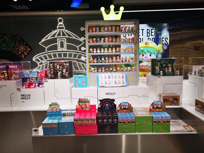 泡泡玛特一直坚持以开发自有IP为主。图为其“当家花旦”MOLLY系列。