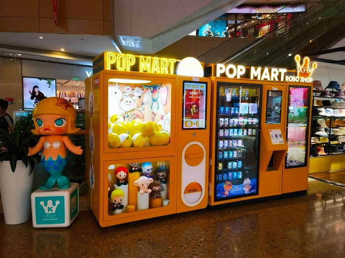 泡泡玛特在北京某商场投放的自动贩售机。