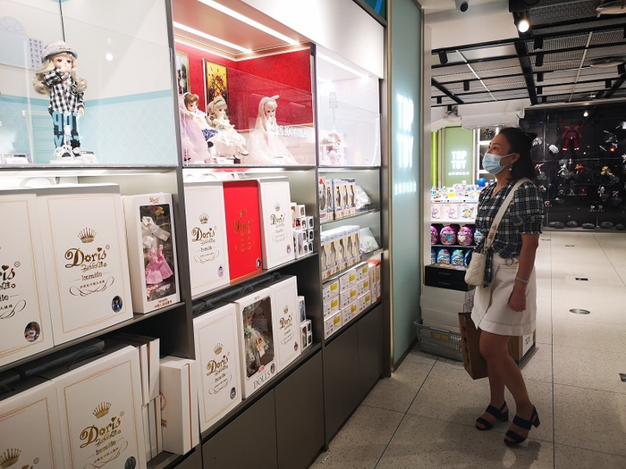 除了盲盒，TOPTOY还售卖各种潮流玩具。