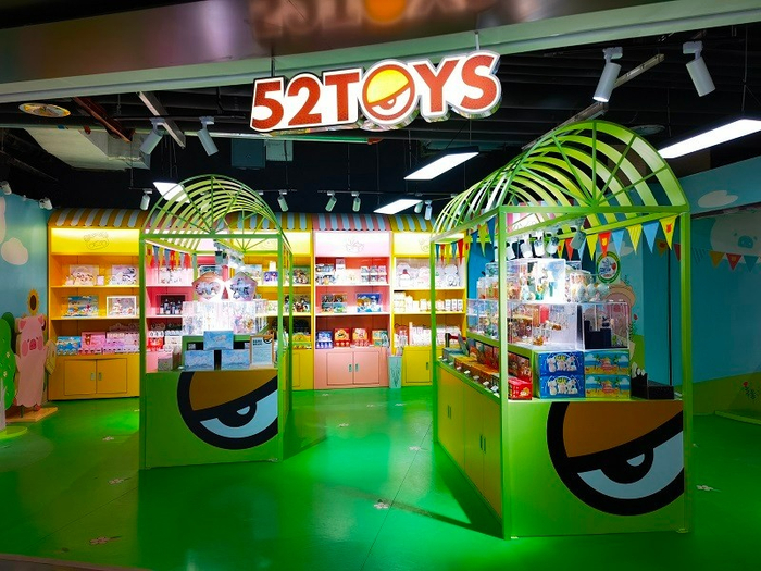 位于北京西单更新场的52TOYS实体店，实际商品销售区域的面积并不大。