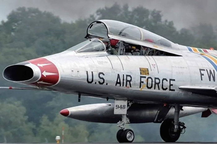 F-100“超佩刀”战斗机