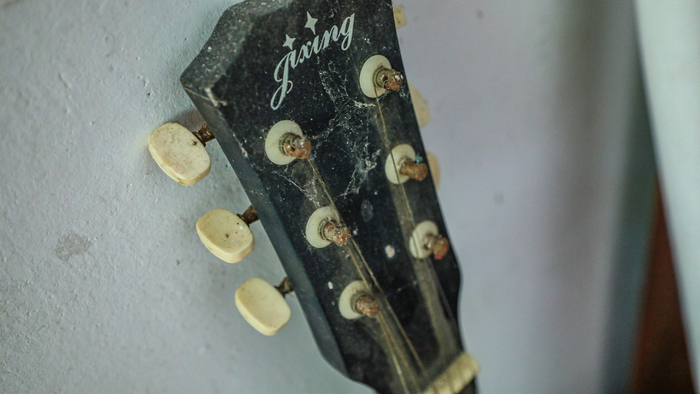 庞麦郎房间的吉他上落满了灰尘 &nbsp;时代周报记者 &nbsp;郭梓昊/摄