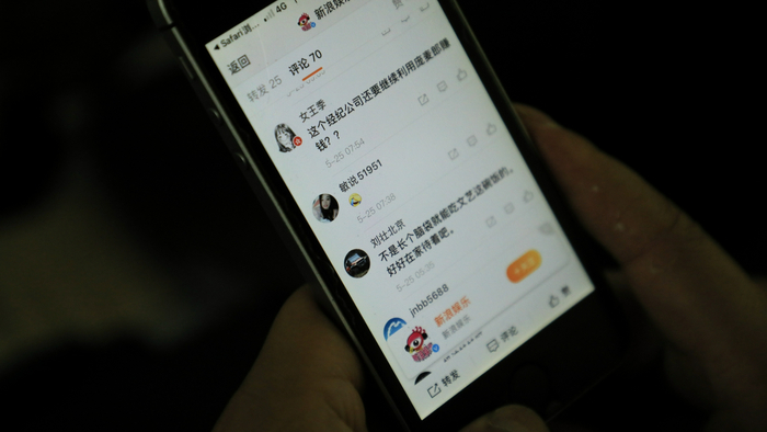 庞麦郎在查看自己消息的评论 &nbsp;时代周报记者 &nbsp;郭梓昊/摄