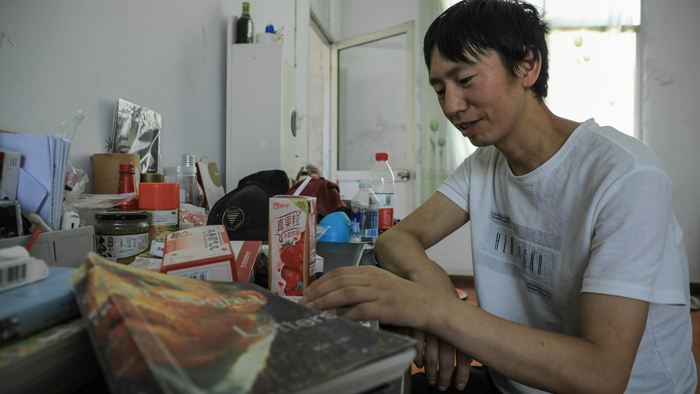 庞麦郎坐在自己房间的书桌前 &nbsp;时代周报记者 &nbsp;郭梓昊/摄