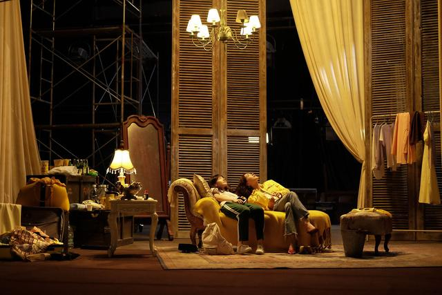 《兔子暴力》剧照。母女二人依偎在躺椅上。 片方供图。