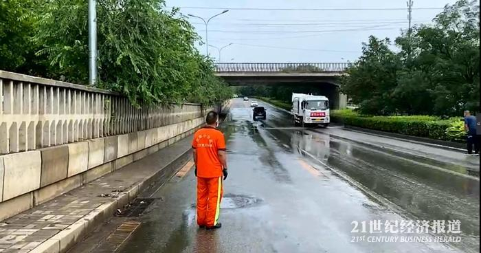 图：事故现场已完成排水，正在清淤 李莎/摄