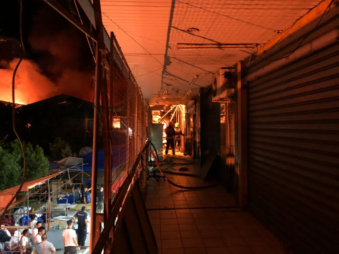 　　8月13日凌晨，在塞尔维亚首都贝尔格莱德，消防员在发生火灾的中国商品市场参与灭火。新华社发（王韡摄）