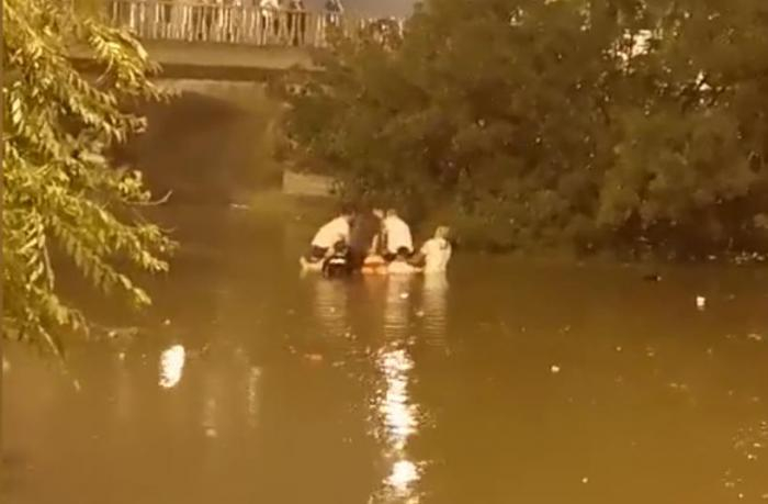 图：救援人员抢救受困者，来源：北京时间视频截图