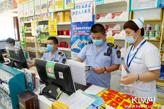 邢台市市场监管局检查人员对药店疫情防控措施落实情况进行检查。