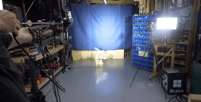 在这个过程中，瞄准系统不仅识别出了弓箭的位置，还识别和预测到了目标的运动轨迹。