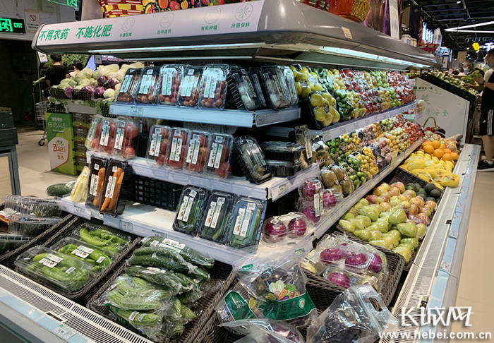 货架上琳琅满目的新鲜果蔬。长城网记者 刘俐验 摄