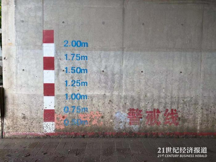图：铁路桥下的水位最高达1.75米&nbsp;李莎/摄