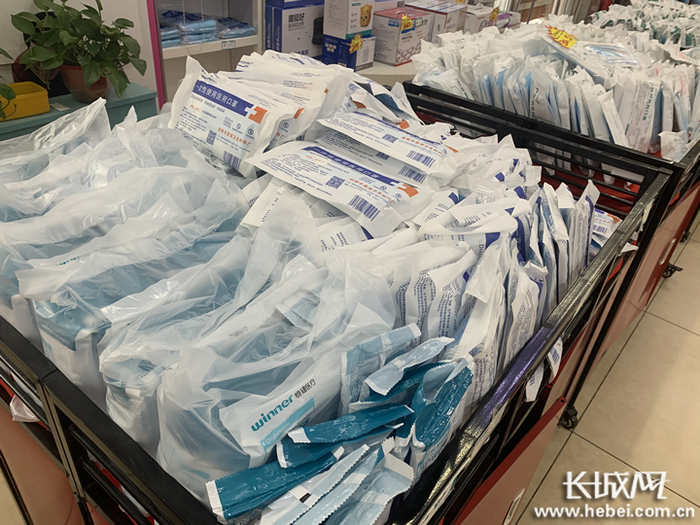 药房内口罩等防疫物资摆放显要位置，方便市民采买。