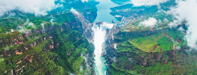 从空中俯瞰白鹤滩水电站大坝下游全景。　　谢 雷摄