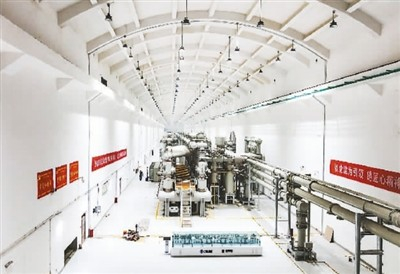 白鹤滩水电站左岸技术设备厂房内景。　　张 禾摄