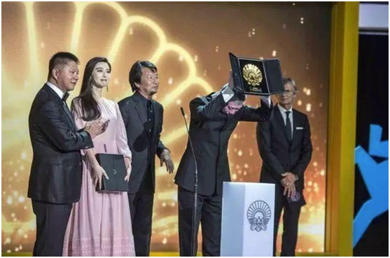 　·2016年，圣巴斯蒂安国际电影节上，《我不是潘金莲》资方綦建虹（左一）站在范冰冰的身旁。