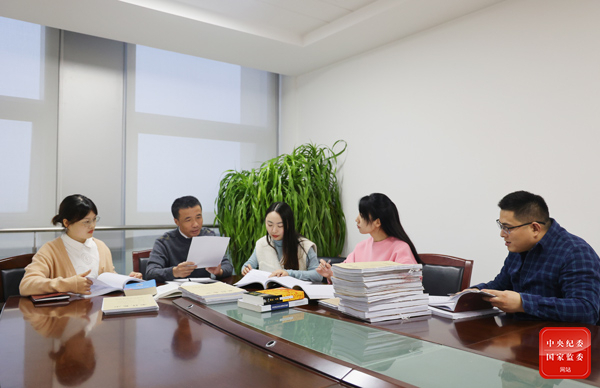 图为淮安市纪委监委案件审理室工作人员讨论娄伯翱案有关问题。梁晓晨 摄