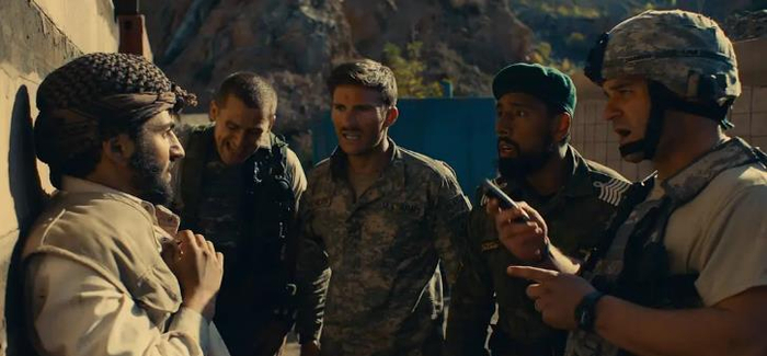 《前哨》中美军士兵盘问阿富汗平民