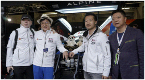 ·冯小刚（左一）、成龙（左二）和綦建虹（右一）一同出席活动。