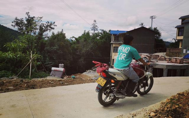 云南屏边永胜村，不少村民骑摩托车出行。新京报记者 王颖 摄