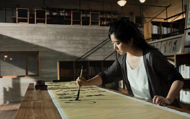 许静正在创作。 采访对象供图。