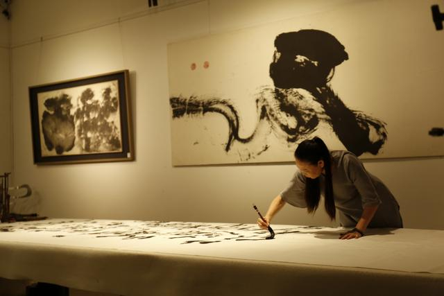 马德帆正在创作。 采访对象供图。