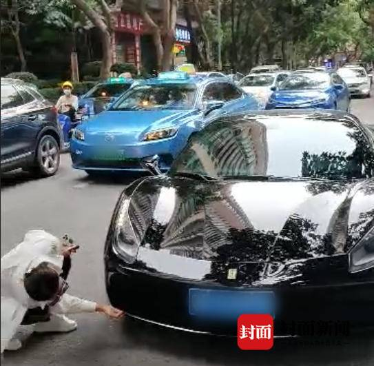  8月13日，陈先生在事故现场录制的视频截图，画面主体为造成追尾事故的车辆。