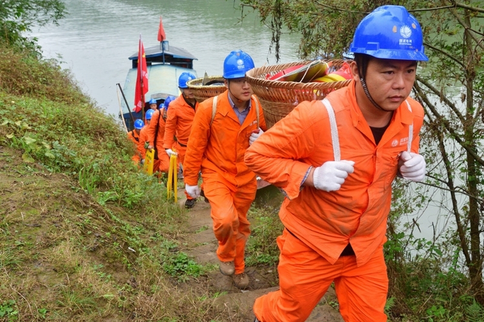 △   队员奔赴洪灾地区安装照明配套设施。管向阳 摄