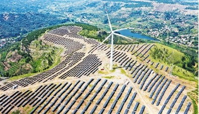 近年来，山东省枣庄市山亭区利用当地山区风、光能资源优势，有序推进风电、光伏发电项目建设，助力乡村振兴。　　图为山亭区徐庄镇分水岭上的风光互补发电站。　　李宗宪摄（人民视觉）