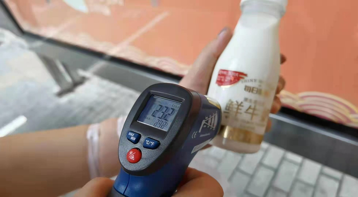 对牛奶测温。