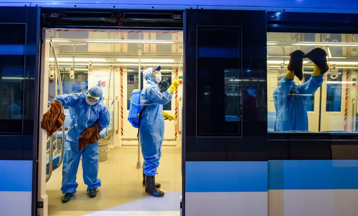 深夜，南京地铁小行车辆基地，保洁人员正在对回库列车的车厢进行全面消杀，保障乘客出行安全。通讯员 张伟 南报融媒体记者 段仁虎 摄