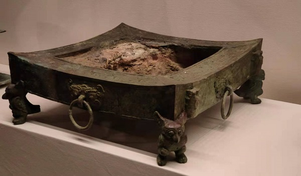 展出的方形铜烤炉