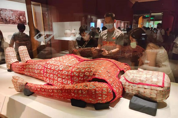 观众在拍摄展出的丝缕玉衣。