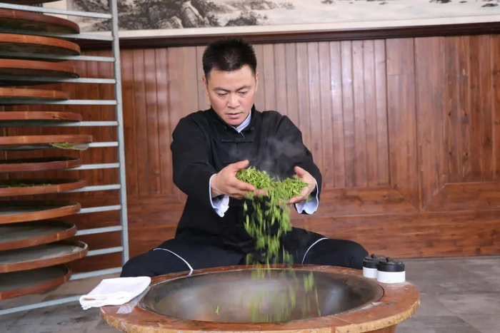 ▲安吉白茶手工炒制技艺代表性传承人 许万富