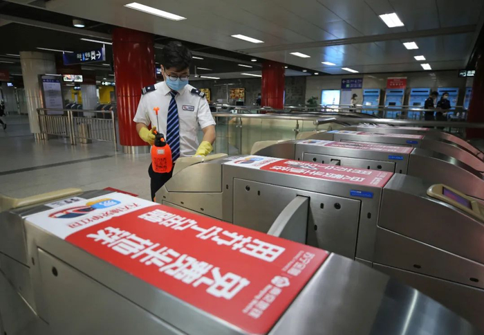 工作人员在南京地铁鼓楼站进行消杀。南报融媒体记者 徐琦 摄