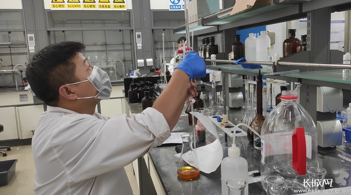 河北中旭生态环境损害司法鉴定中心工作人员在对土壤污染进行试验鉴定 长城网记者 蔡洪坡 摄