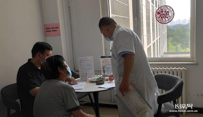 当事人在河北华科大司法鉴定中心咨询。长城网记者 蔡洪坡 摄