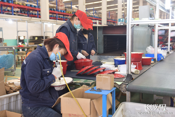 河北三厦厨具科技有限公司包装车间内，工人正在对铸铁锅顶和盖子进行组装。通讯员 潘志芳 摄