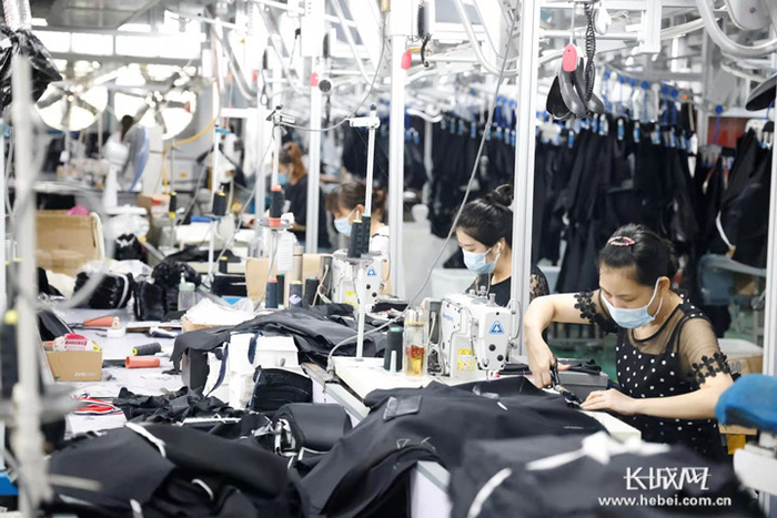 邢台市南和区郝桥镇宣宏制衣服装厂一派忙碌景象。通讯员耿昭摄