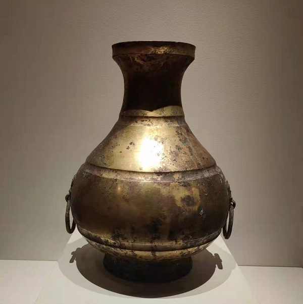 鎏金铜壶为盛酒器，出土时用丝绢包裹，内装红枣。