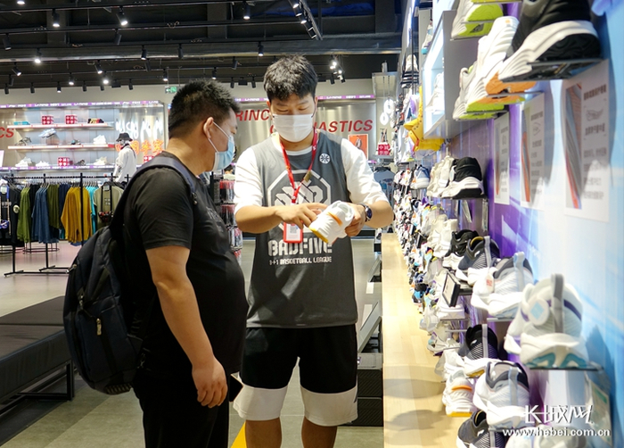 国内的运动品牌受到越来越多的消费者青睐。长城网记者 刘延丽 摄