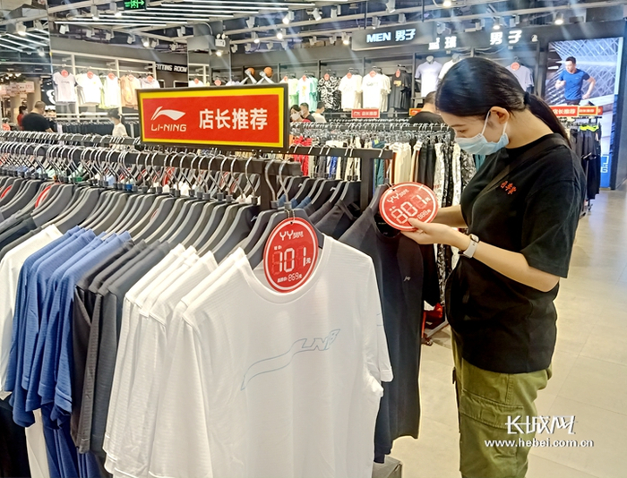 石家庄市民田佳禾在选购商品。长城网记者 刘延丽 摄