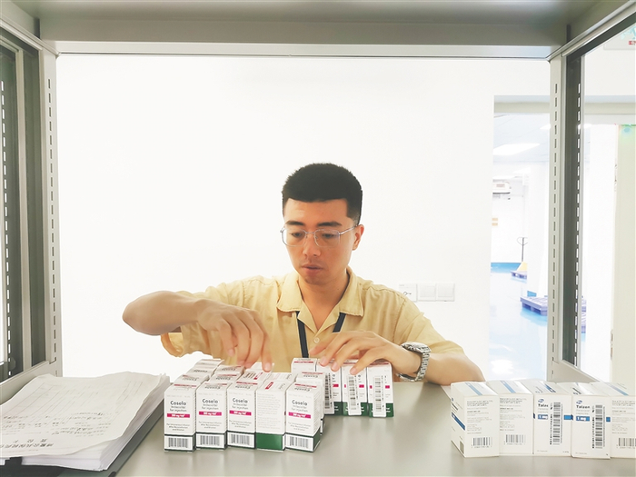 乐城先行区公共保税药仓管理员陈汉卿。海南日报记者 袁宇 摄