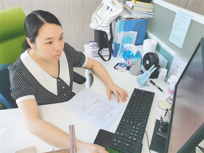 乐城某医院特许药械运营管理办公室工作人员吴灵珊。海南日报记者 袁宇 摄