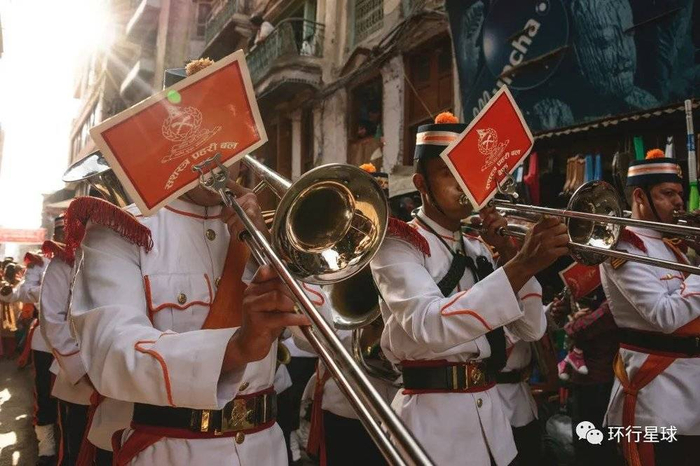 德赛节期间，加德满都举行阅兵式。图：John Crux