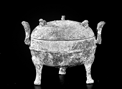 岭南秦汉文物呈现出多元文化融合的面貌。 南越王墓出土的汉式铜鼎，上有“蕃禺”字样，是研究广州建城史的重要物证。（图片来源：国家博物馆官网）