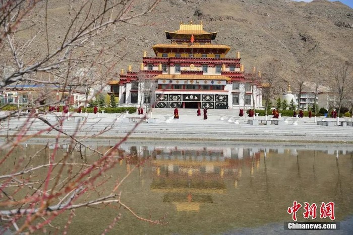资料图：西藏佛学院内景。中新社发 贡嘎来松 摄