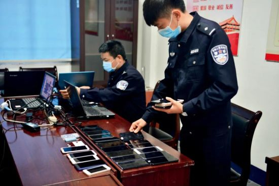 安溪警方清点诈骗我点作案工具。图/安溪县公安局